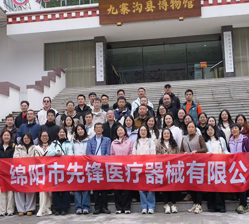 九寨秋深時(shí)，先鋒同行路